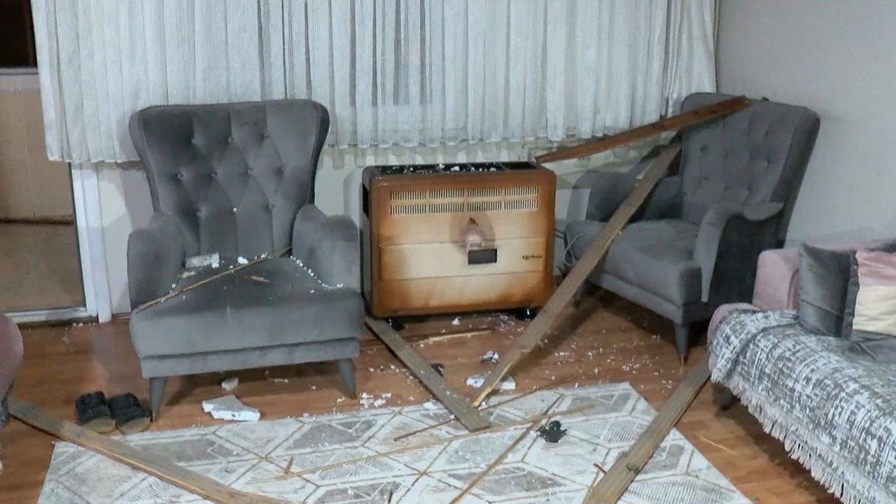 Foto - İstanbul'dan fırtına geçti: Ağaçlar devrildi, çatılar uçtu, uçaklar inemedi