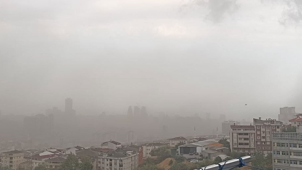 Foto - İstanbul'dan fırtına geçti: Ağaçlar devrildi, çatılar uçtu, uçaklar inemedi