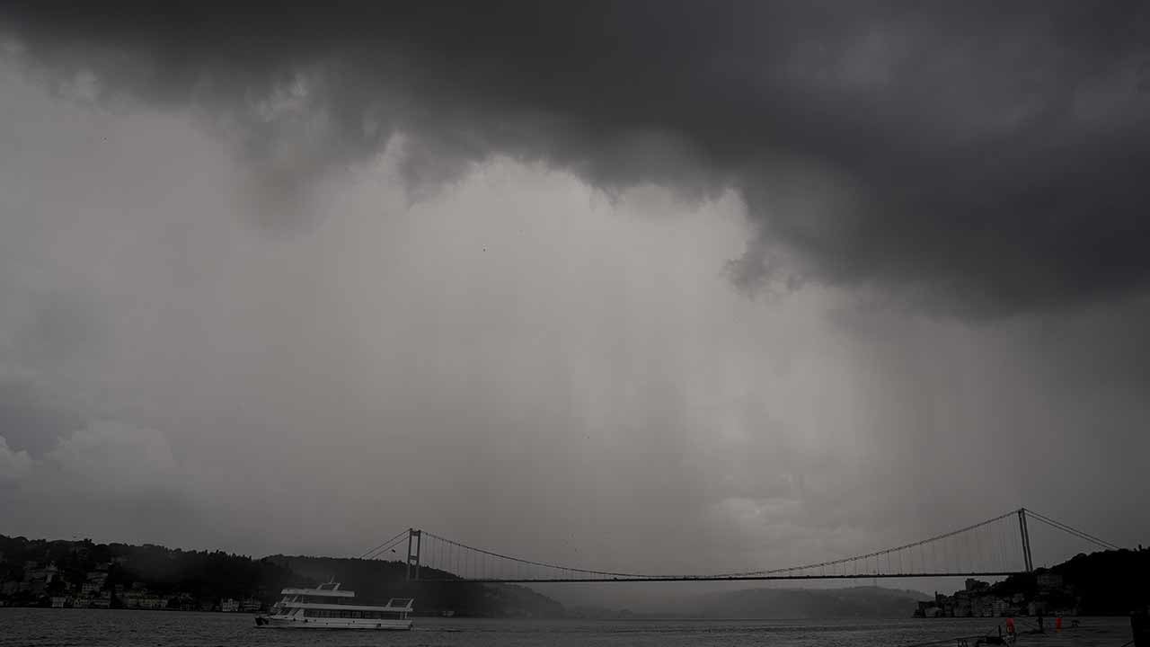 Foto - İstanbullular duraklara sığındı