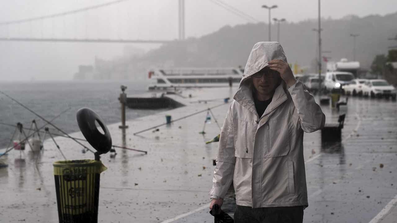 Foto - İstanbullular duraklara sığındı