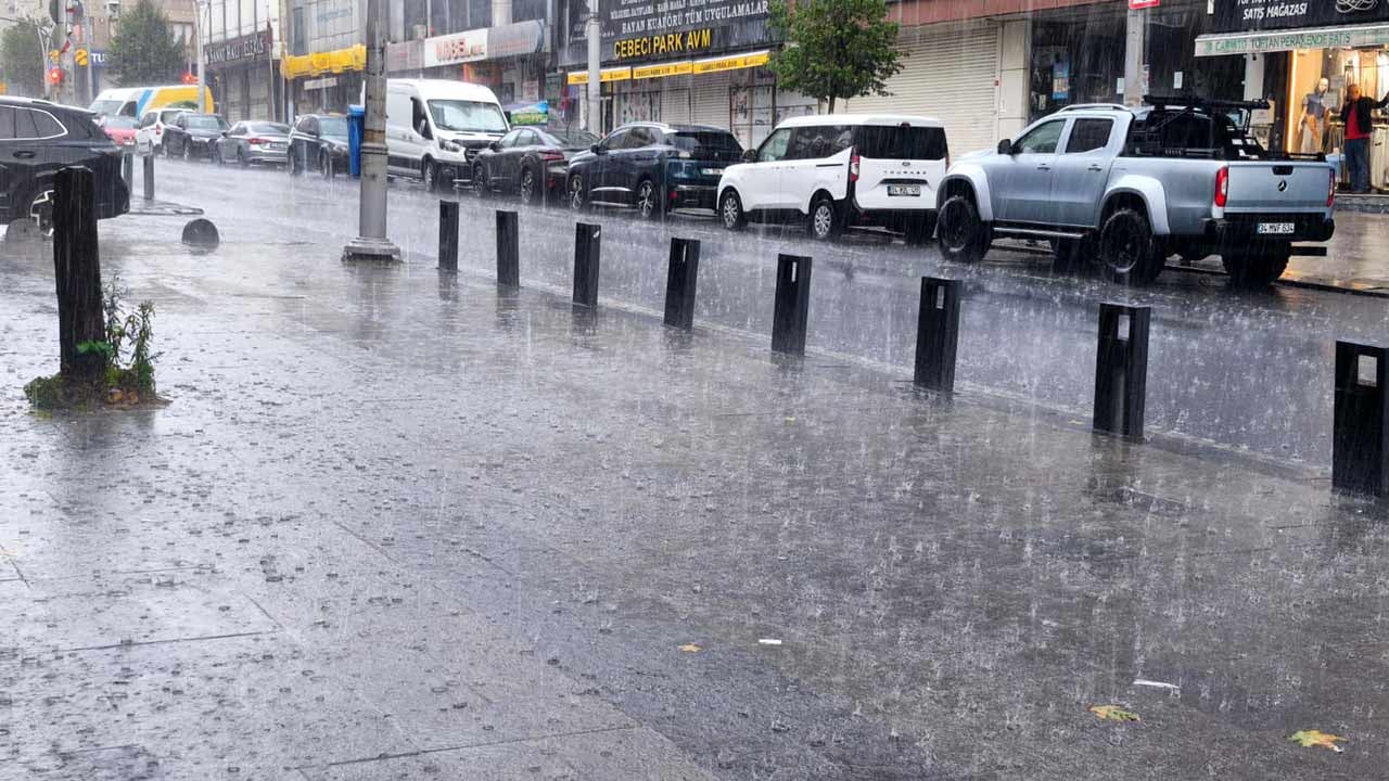 Foto - İstanbullular duraklara sığındı