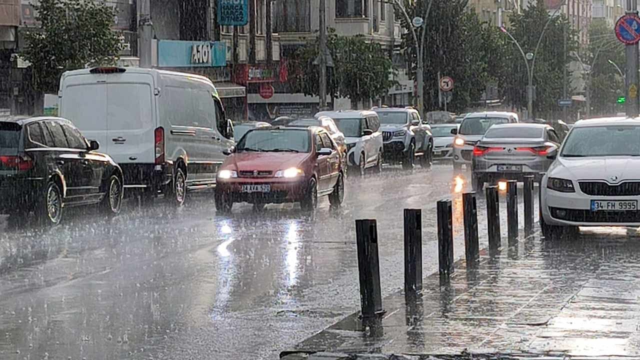 Foto - İstanbullular duraklara sığındı