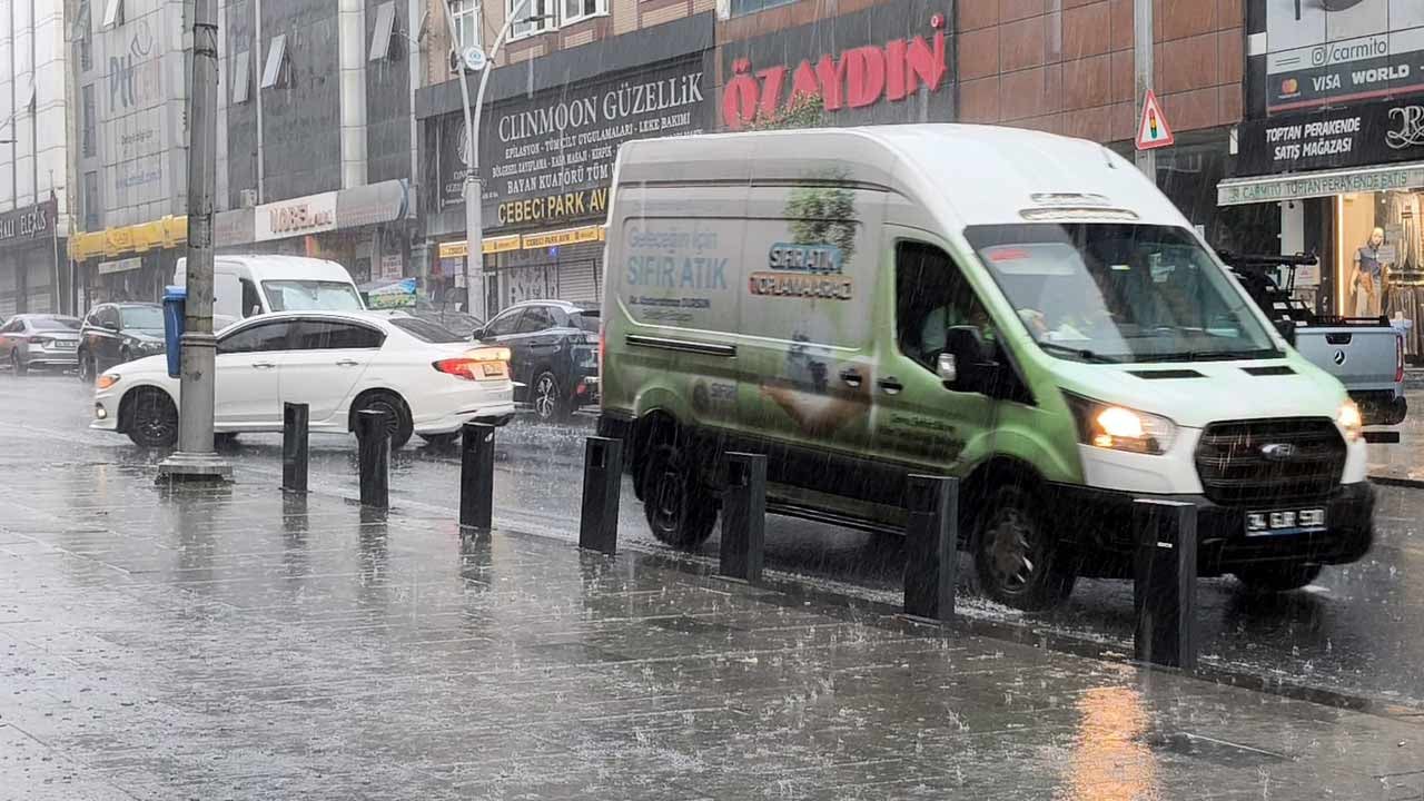 Foto - İstanbullular duraklara sığındı