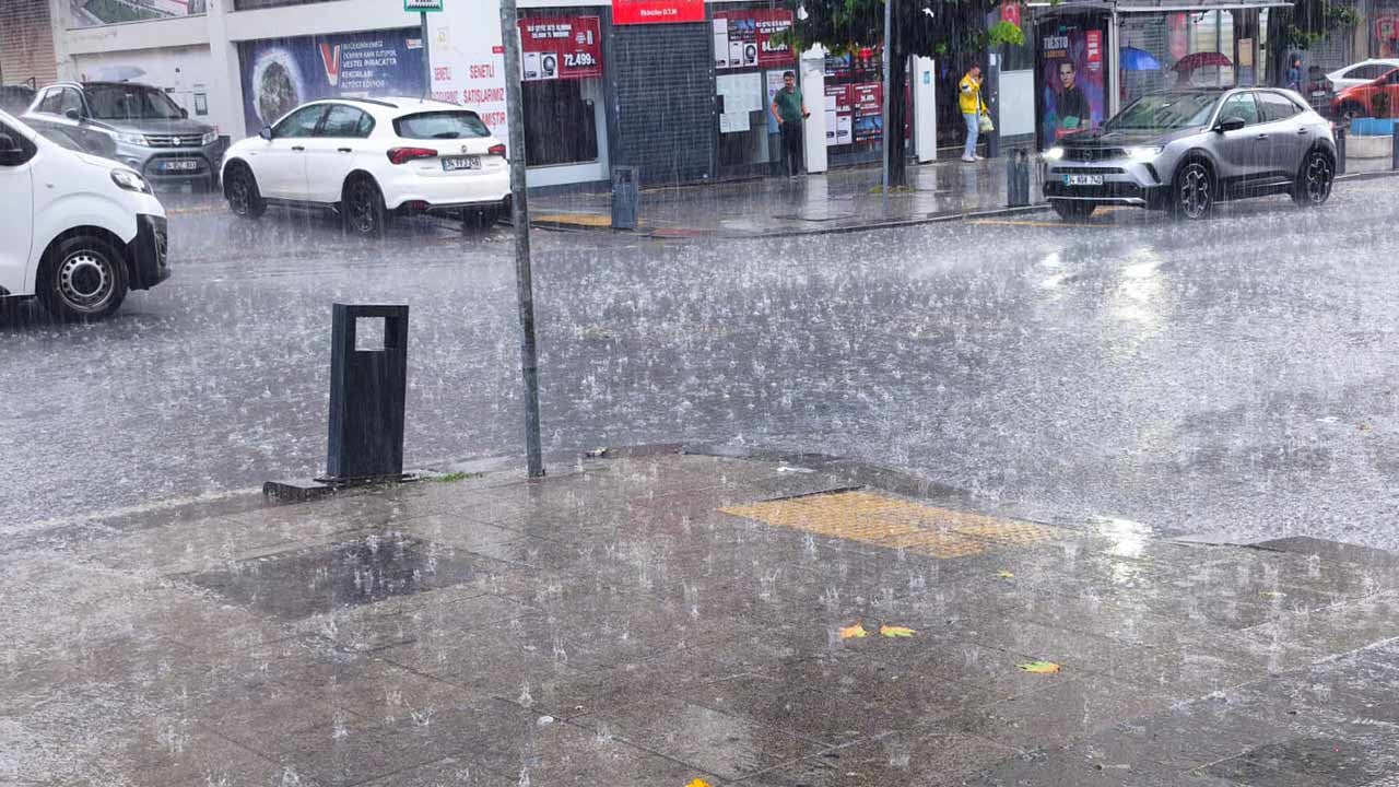 Foto - İstanbullular duraklara sığındı