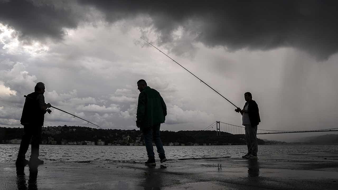 Foto - İstanbullular duraklara sığındı