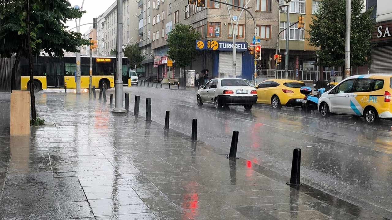 Foto - İstanbullular duraklara sığındı