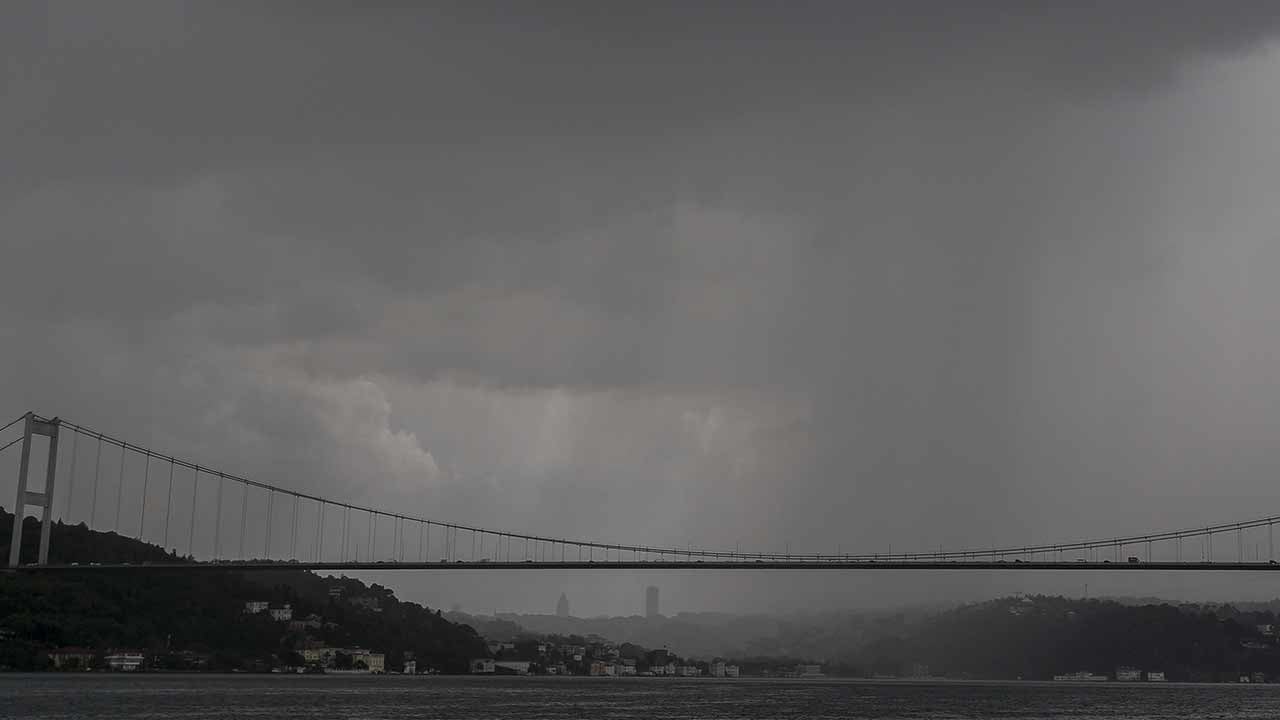 Foto - İstanbullular duraklara sığındı