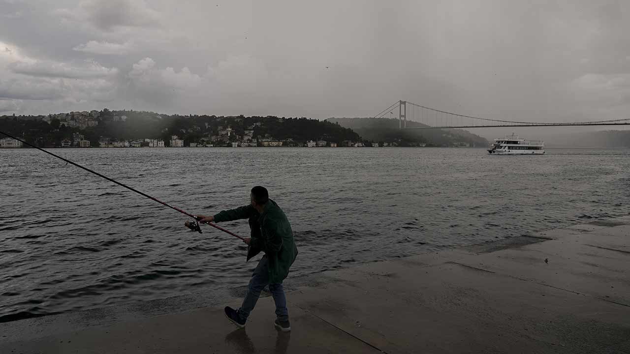 Foto - İstanbullular duraklara sığındı