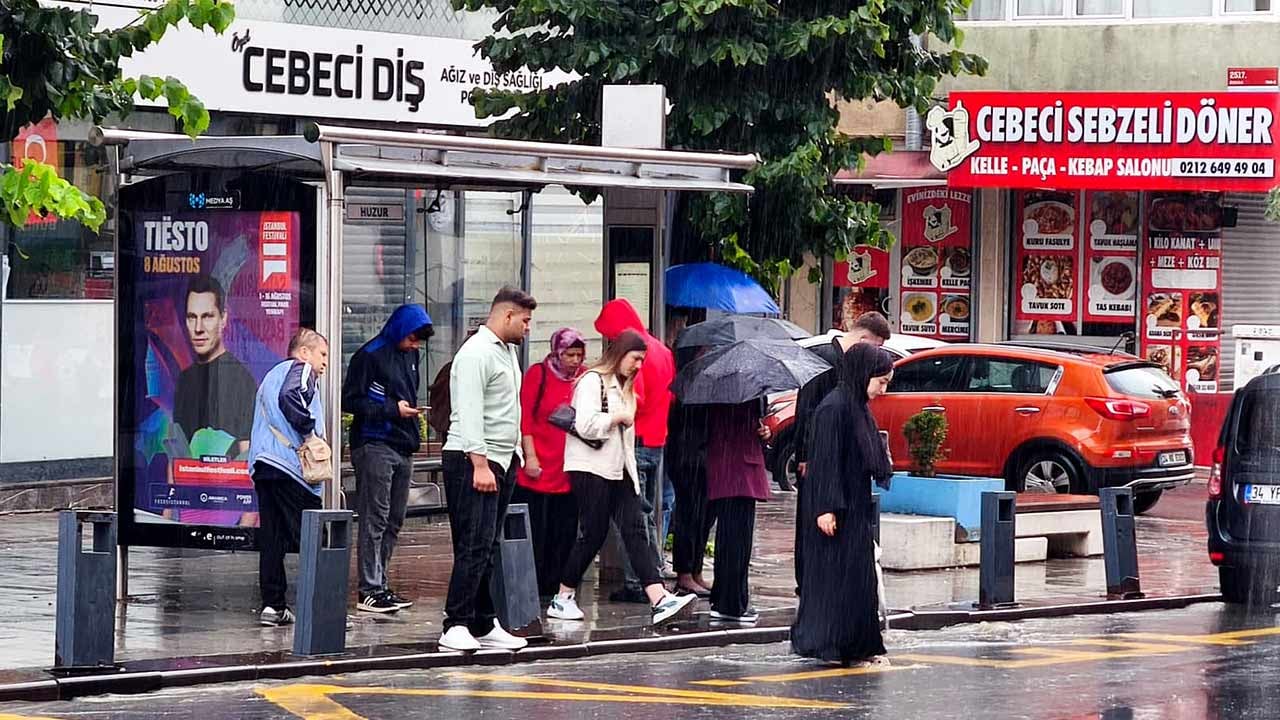 Foto - İstanbullular duraklara sığındı
