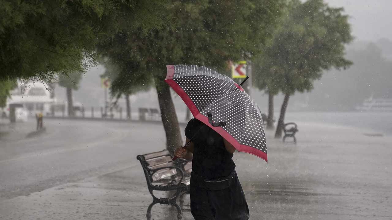 Foto - İstanbullular duraklara sığındı