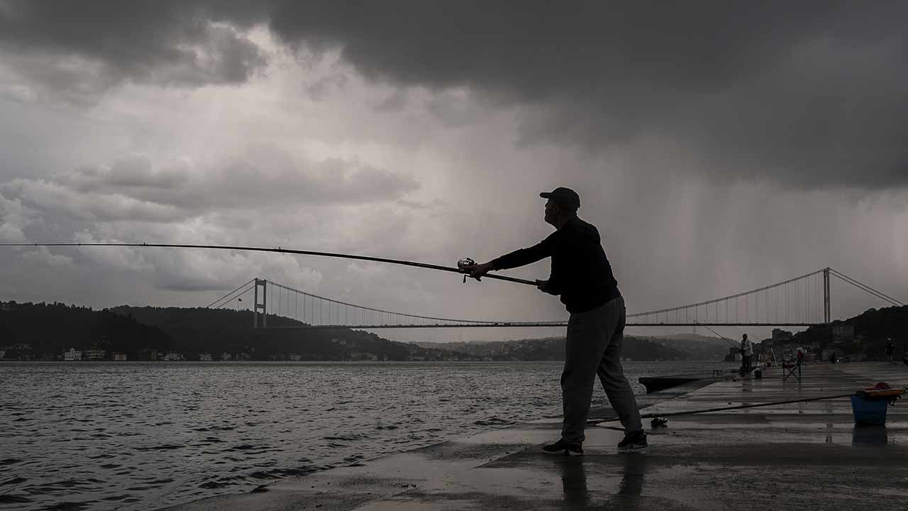 Foto - İstanbullular duraklara sığındı