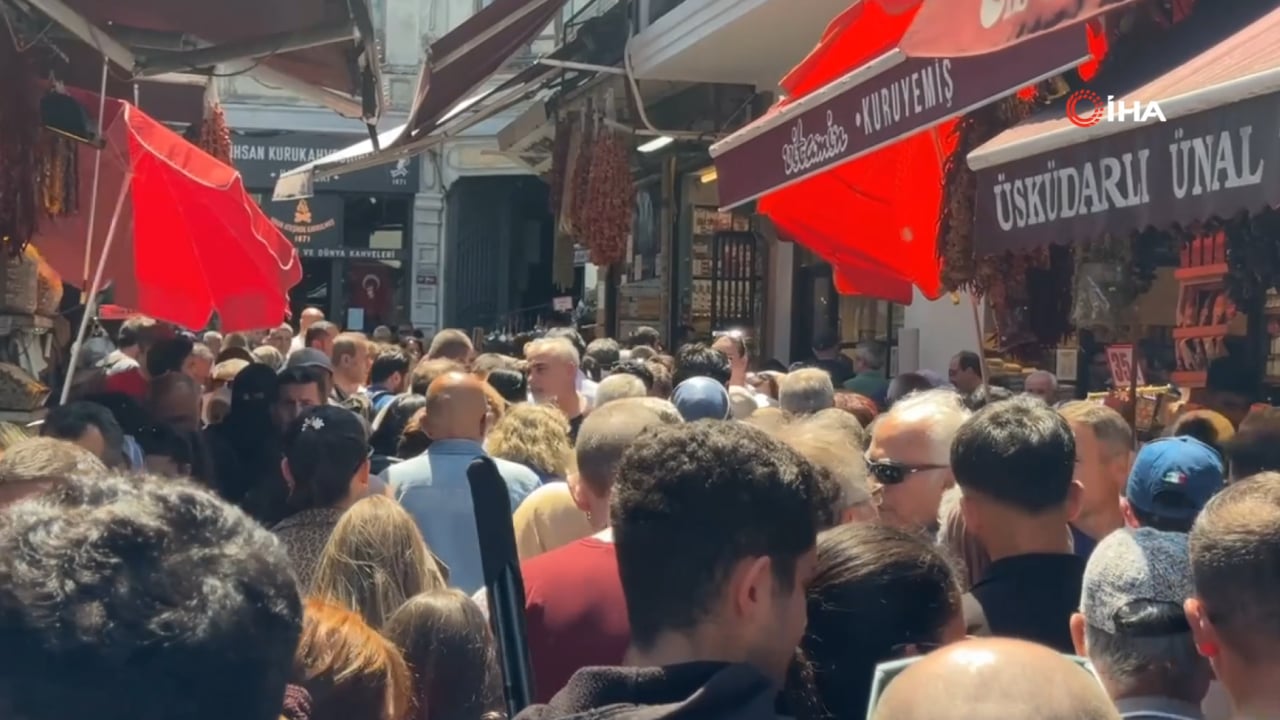 İstanbullular güneş görünce… Eminönü’nde insan seli