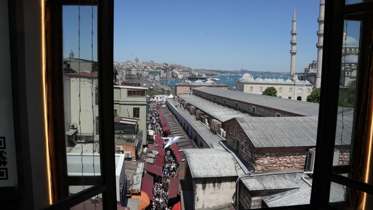 Foto - İstanbullular güneş görünce… Eminönü’nde insan seli