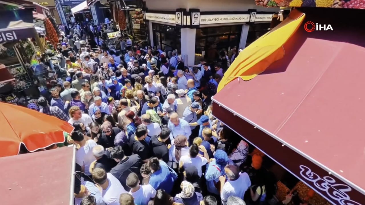 Foto - İstanbullular güneş görünce… Eminönü’nde insan seli
