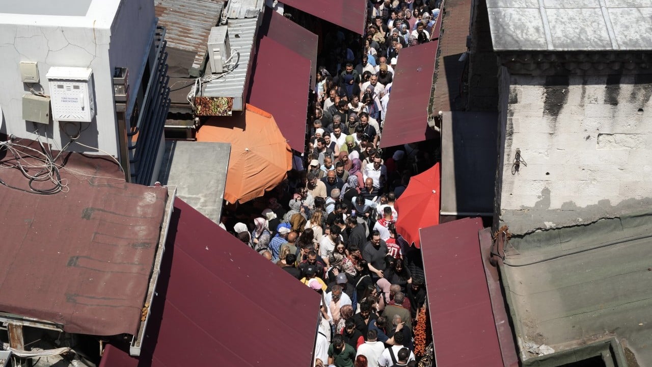 Foto - İstanbullular güneş görünce… Eminönü’nde insan seli
