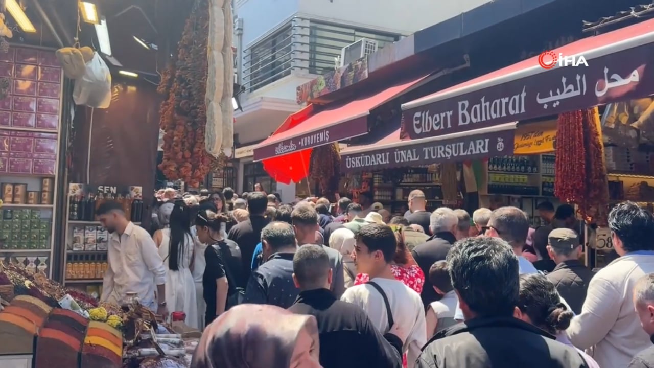 Foto - İstanbullular güneş görünce… Eminönü’nde insan seli