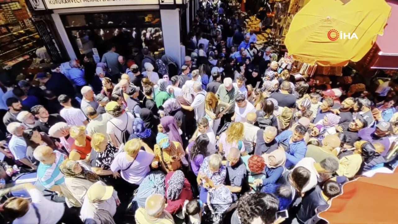 Foto - İstanbullular güneş görünce… Eminönü’nde insan seli