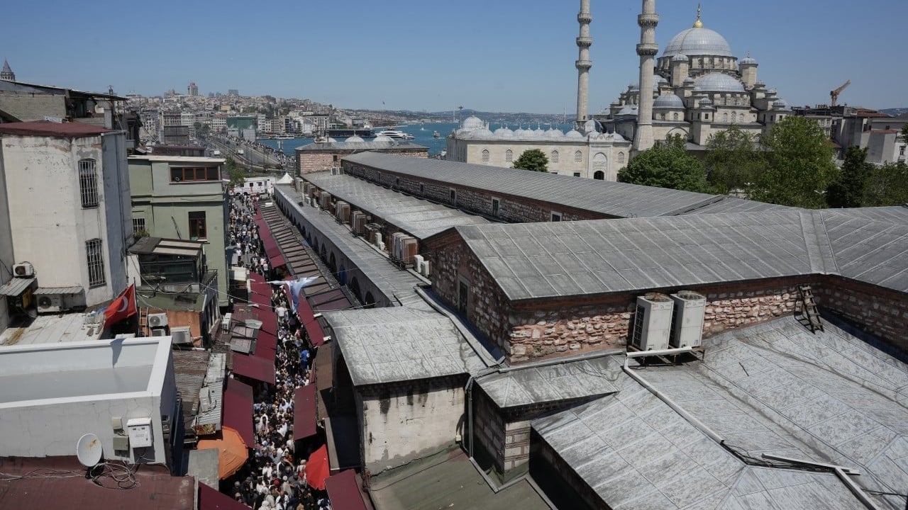 Foto - İstanbullular güneş görünce… Eminönü’nde insan seli