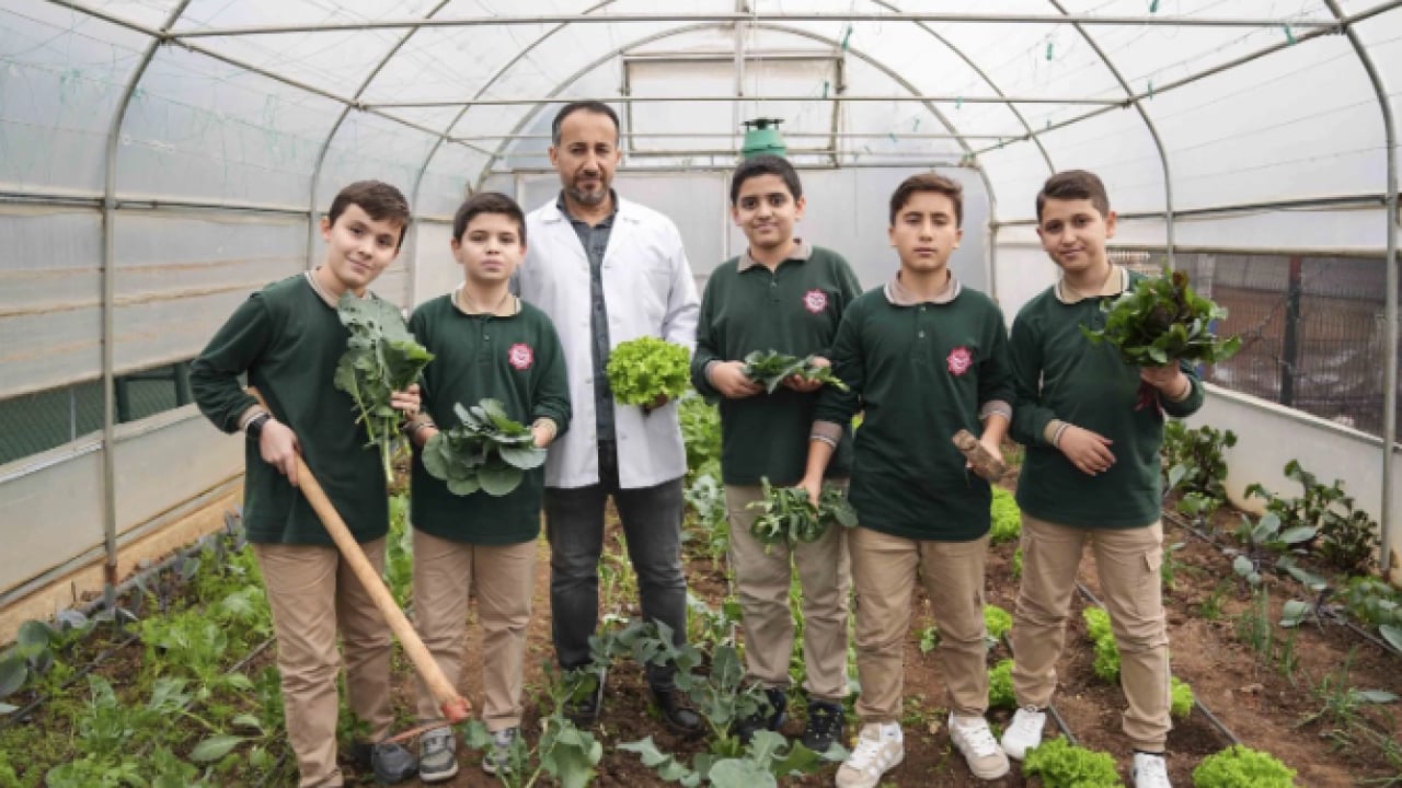 Foto - İstanbul’un göbeğinde şaşırtan manzara! Okul bahçesi çiftliğe döndü