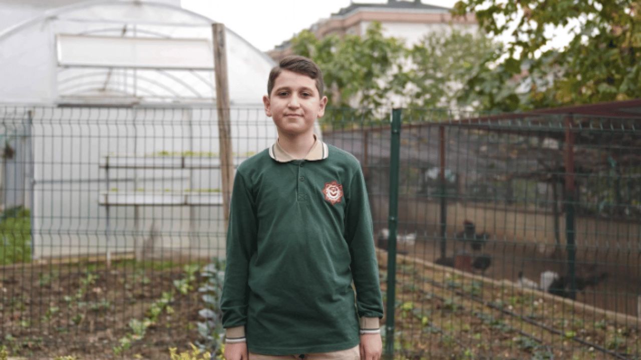 Foto - İstanbul’un göbeğinde şaşırtan manzara! Okul bahçesi çiftliğe döndü