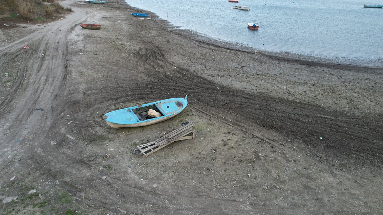 İstanbul’un su aynası kuruyor! Terkos Gölü’nde vahim manzara
