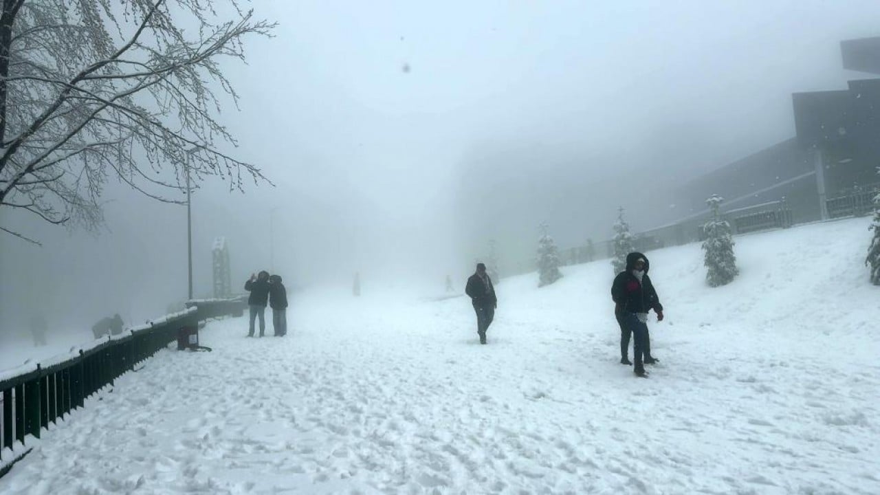 Foto - İstanbul'un yanı başı Bahar ayında yağan kar yolları kapadı