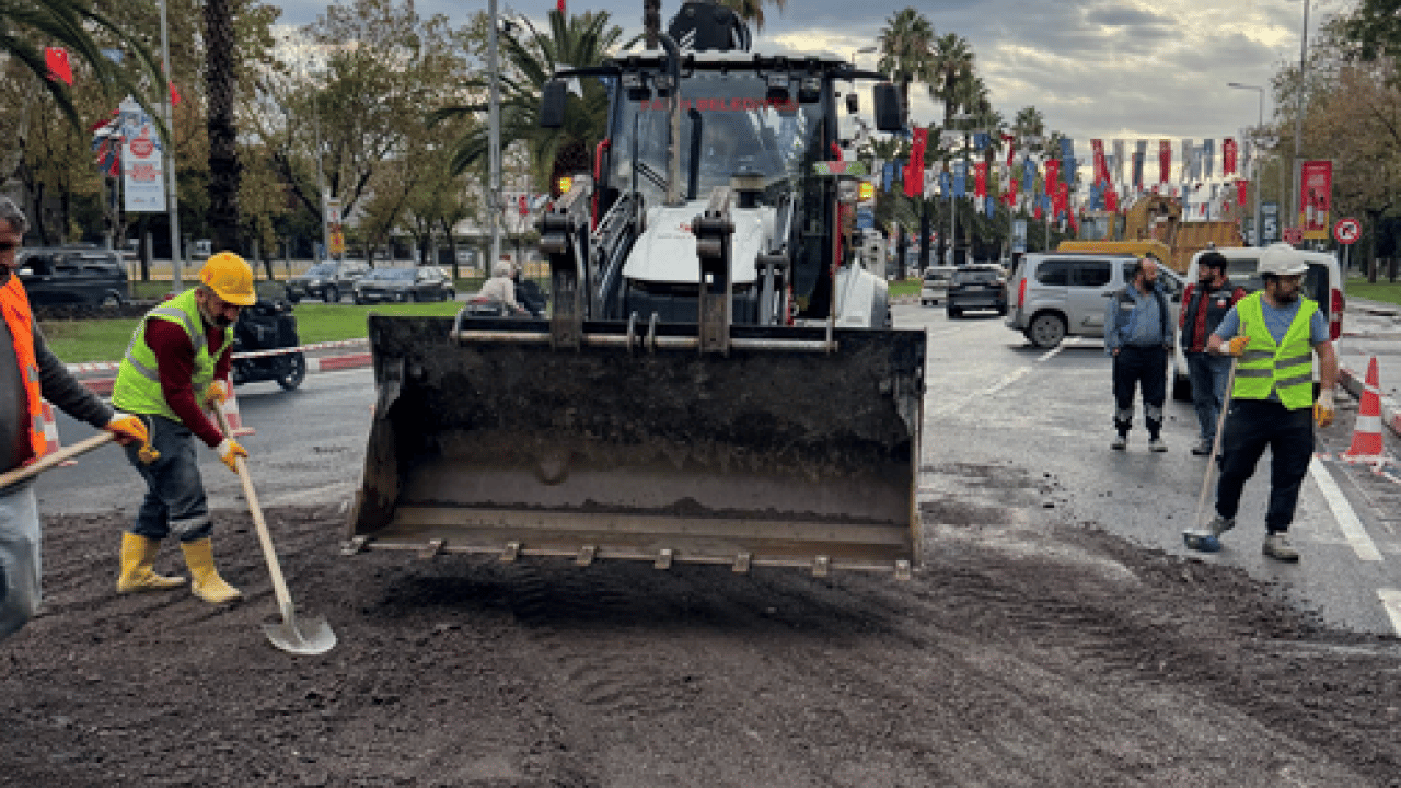 Foto - İşte CHP'li İBB'nin hali: Vatan Caddesi’nde İBB’nin yaptığı yol çalışması çöktü, neyse ki Fatih Belediyesi var!