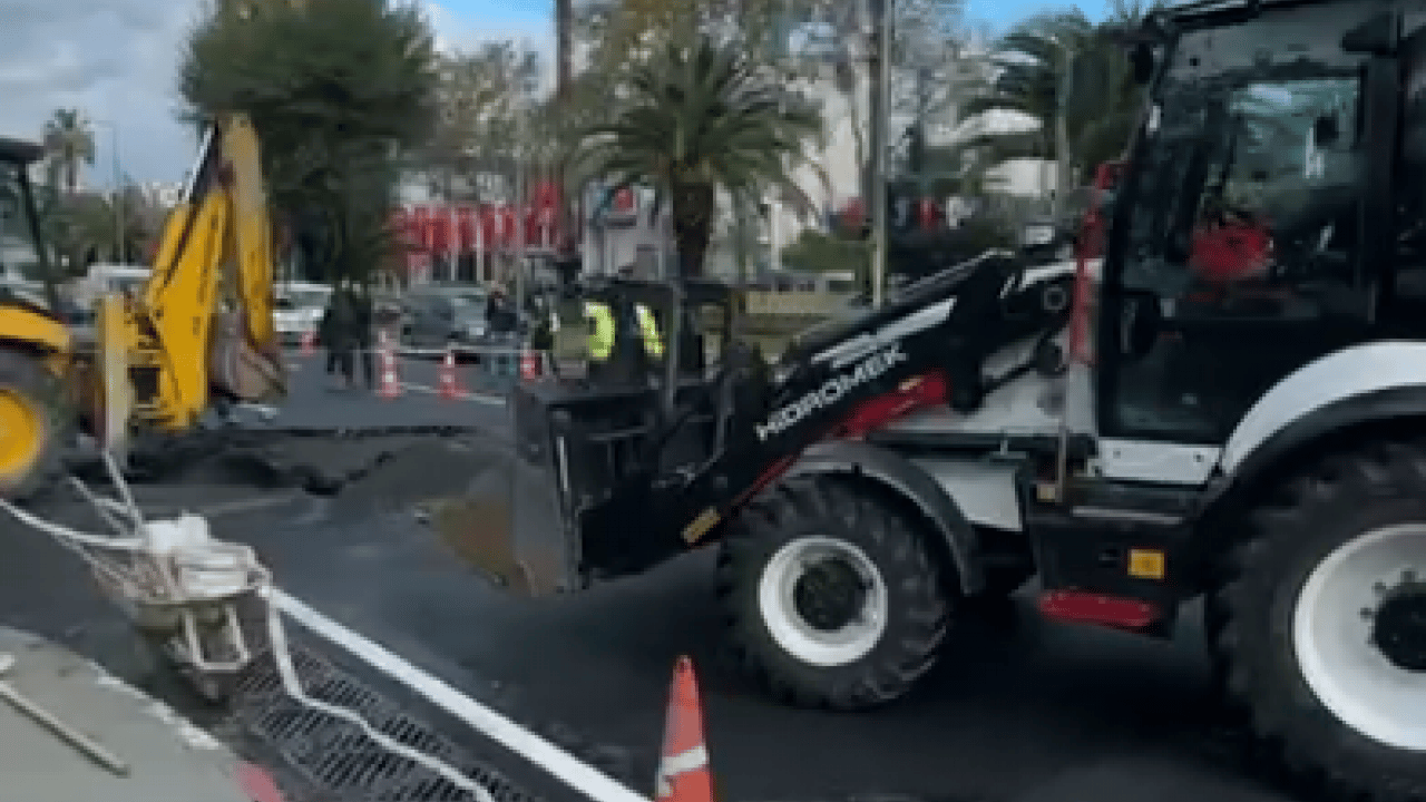 Foto - İşte CHP'li İBB'nin hali: Vatan Caddesi’nde İBB’nin yaptığı yol çalışması çöktü, neyse ki Fatih Belediyesi var!
