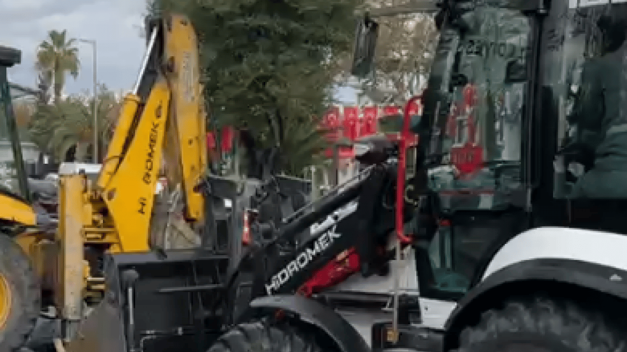 Foto - İşte CHP'li İBB'nin hali: Vatan Caddesi’nde İBB’nin yaptığı yol çalışması çöktü, neyse ki Fatih Belediyesi var!