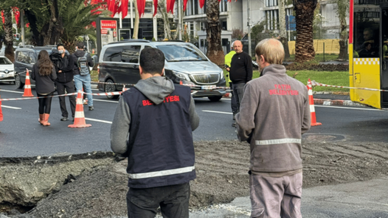 Foto - İşte CHP'li İBB'nin hali: Vatan Caddesi’nde İBB’nin yaptığı yol çalışması çöktü, neyse ki Fatih Belediyesi var!