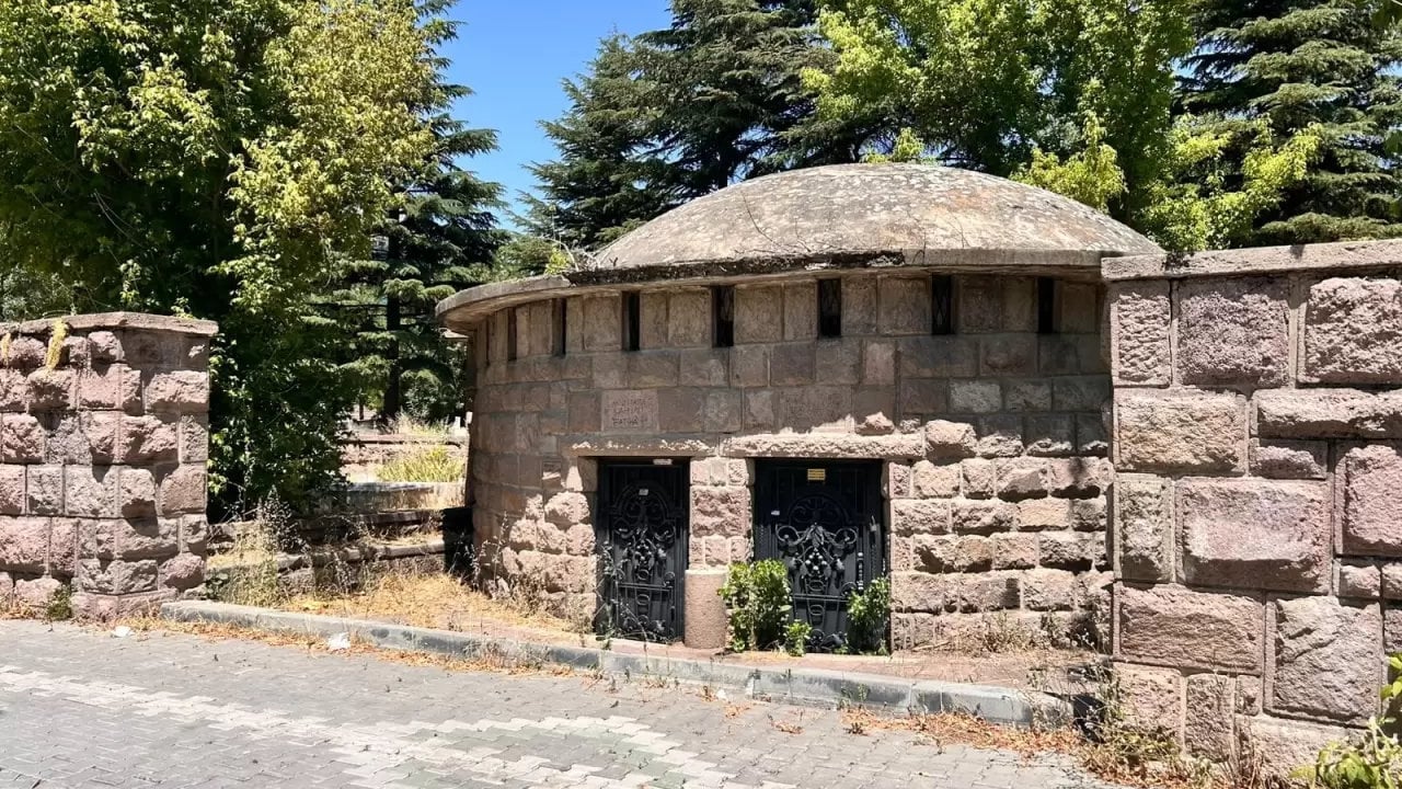 Foto - İşte İslami hassasiyetten uzak tek parti zihniyetinin absürd eseri: Ölü yakmak için yapıldı, kemik deposu oldu