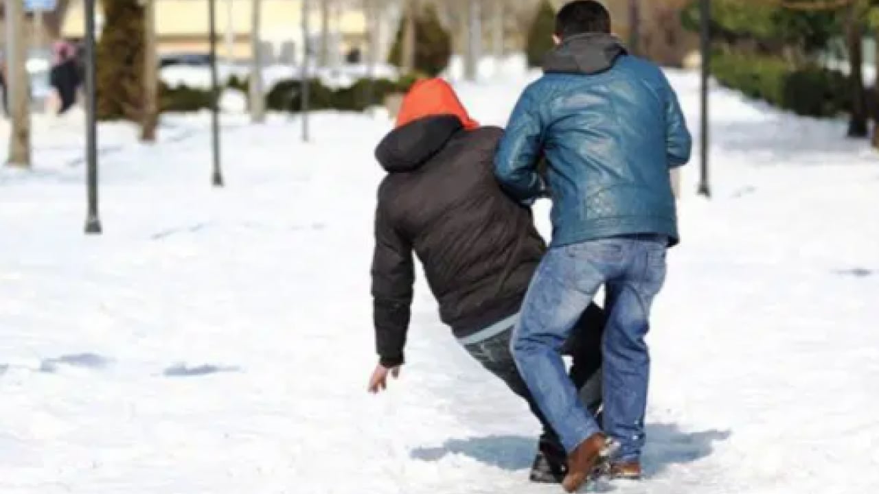 Foto - İşte kar ve buzda yürümenin altın kuralları: Eller cepte yürümeyin isterseniz...