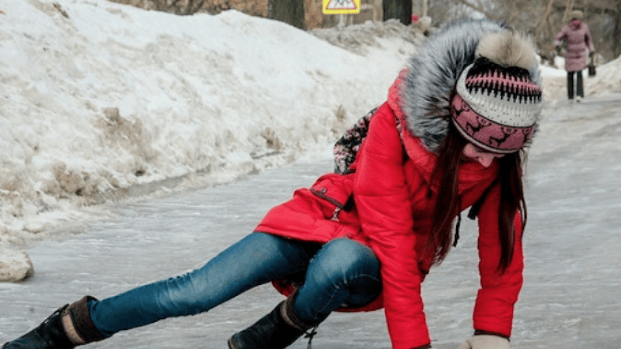 İşte kar ve buzda yürümenin altın kuralları: Eller cepte yürümeyin isterseniz...