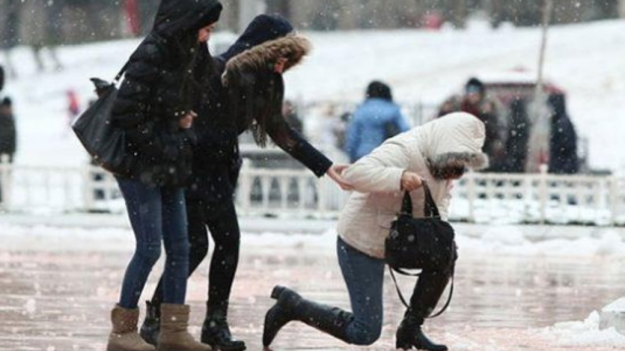 Foto - İşte kar ve buzda yürümenin altın kuralları: Eller cepte yürümeyin isterseniz...