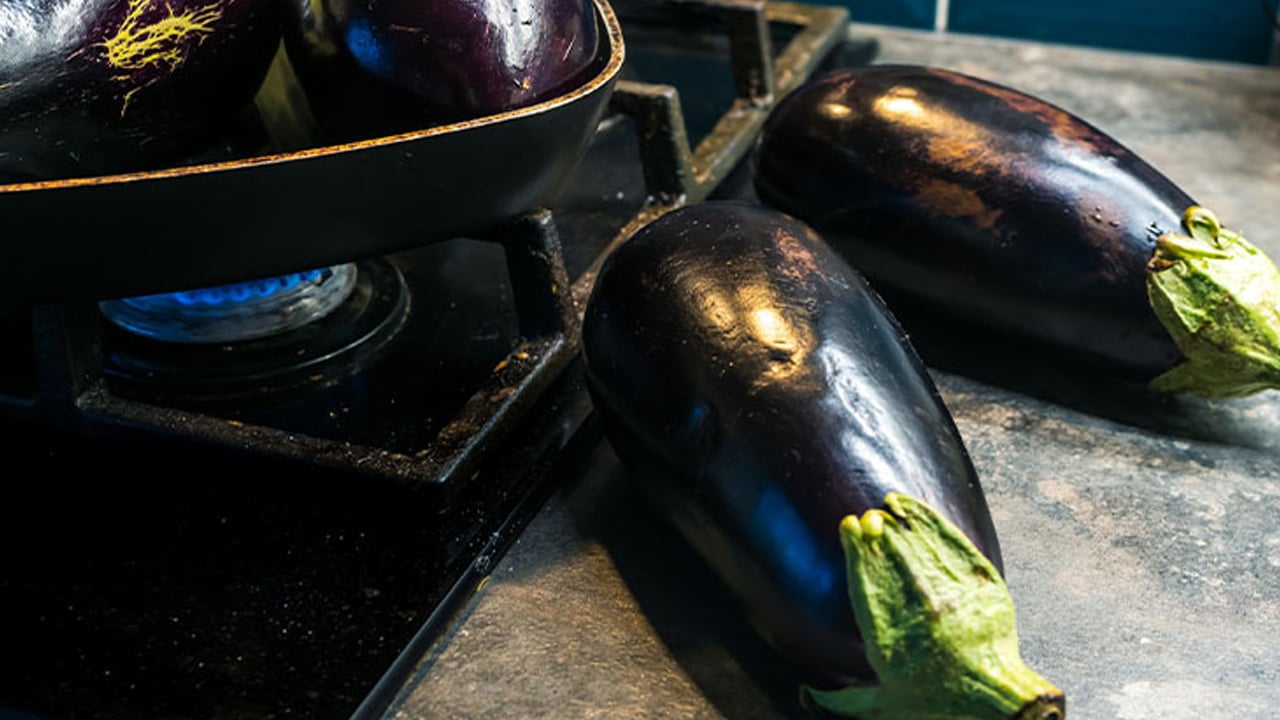 Patlıcan közlenmeden önce yıkanır! İşte sebebi