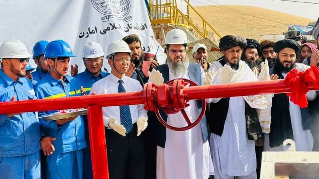 Foto - İşte Şeriat'ın bereketi: Her yerden petrol fışkırmaya başladı