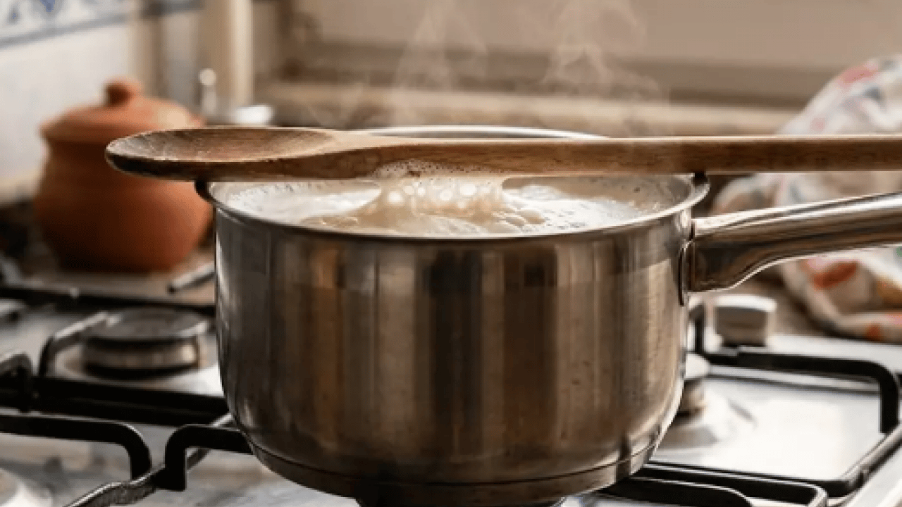 Foto - İşte sütün taşmasını önleyen eski yöntem: Anneannelerimiz ve babaannelerimiz haklıymış...