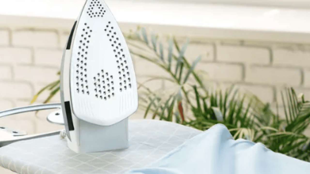 İşte ütü derdini tarihe karıştıran 3 sihirli hamle! Kıyafetleriniz jilet gibi olacak... 