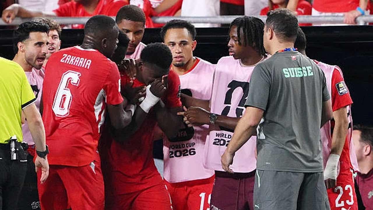 Foto - İsviçre - Arjantin maçında anlamsız kırmızı kart! Oyuncu gözyaşlarına boğuldu