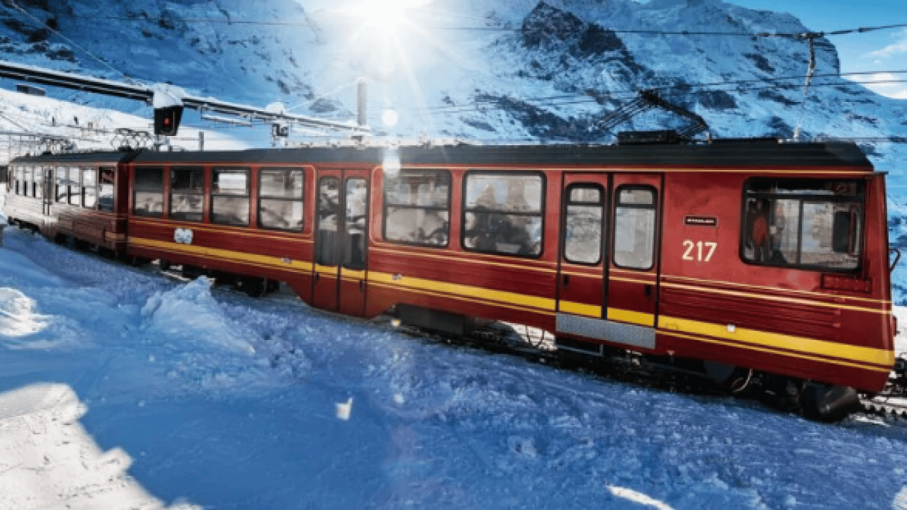 Foto - İsviçre’de 80 yolculu trene çığ çarptı! Raydan çıkan vagonlar can pazarı yaşattı