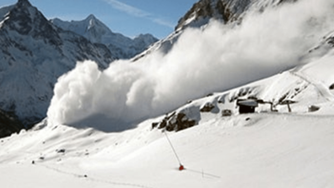Foto - İsviçre’de 80 yolculu trene çığ çarptı! Raydan çıkan vagonlar can pazarı yaşattı