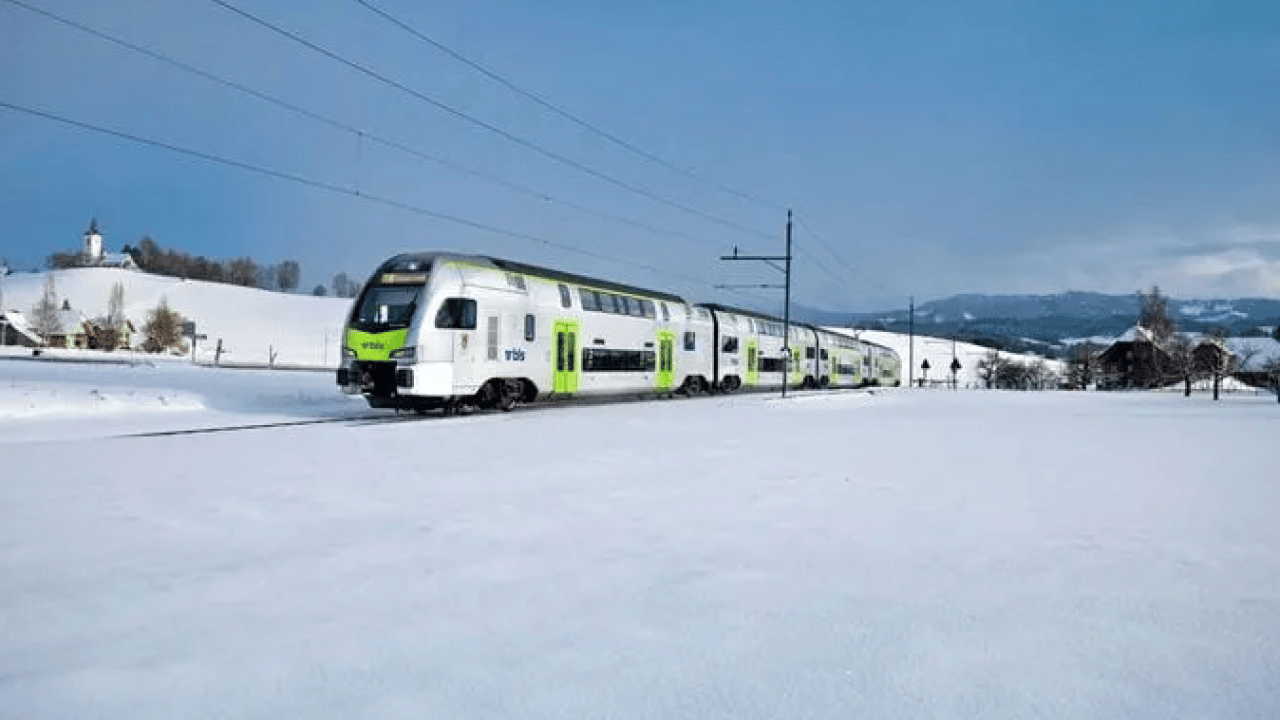 İsviçre’de 80 yolculu trene çığ çarptı! Raydan çıkan vagonlar can pazarı yaşattı