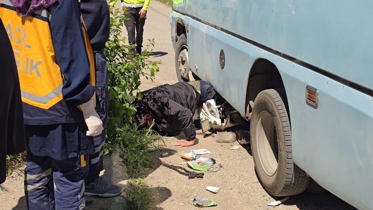 İtfaiye ve sağlık ekipleri zamanla yarıştı Minibüs altında can pazarı