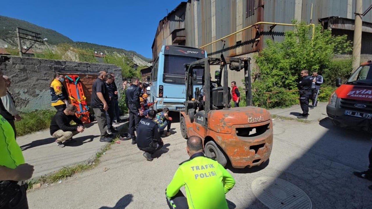 Foto - İtfaiye ve sağlık ekipleri zamanla yarıştı Minibüs altında can pazarı