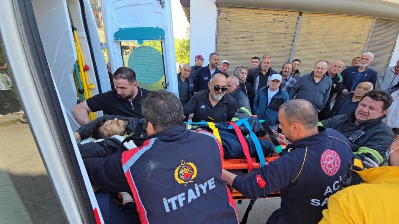 Foto - İtfaiye ve sağlık ekipleri zamanla yarıştı Minibüs altında can pazarı