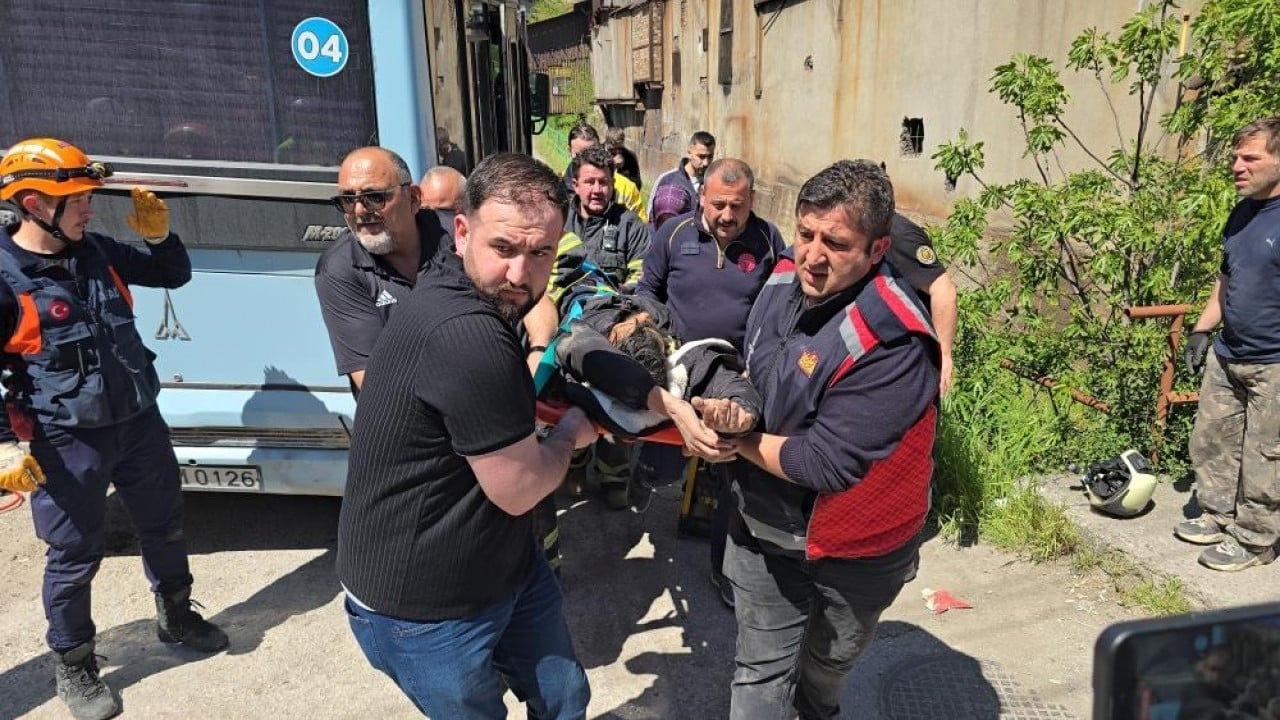 Foto - İtfaiye ve sağlık ekipleri zamanla yarıştı Minibüs altında can pazarı