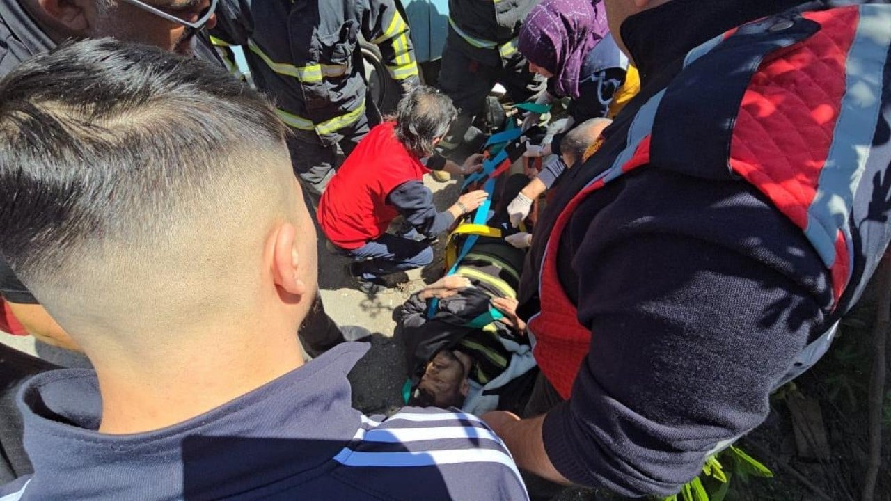 Foto - İtfaiye ve sağlık ekipleri zamanla yarıştı Minibüs altında can pazarı