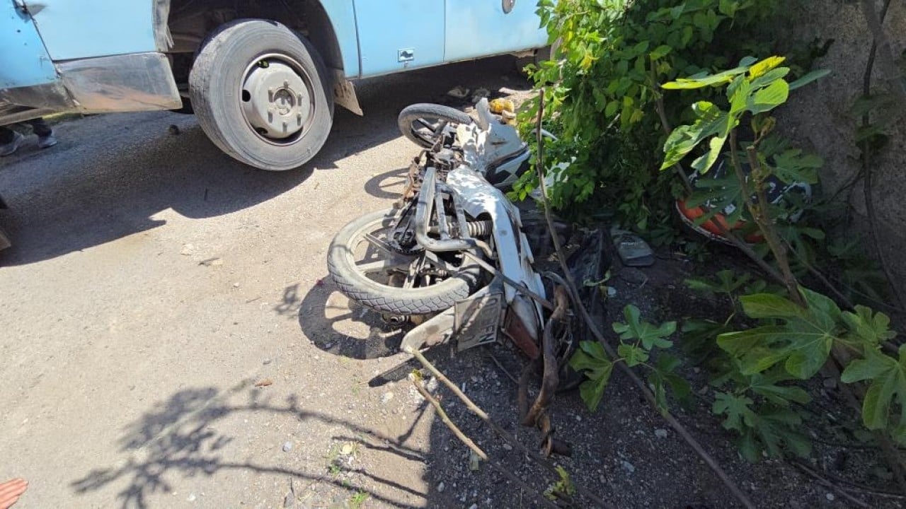 Foto - İtfaiye ve sağlık ekipleri zamanla yarıştı Minibüs altında can pazarı