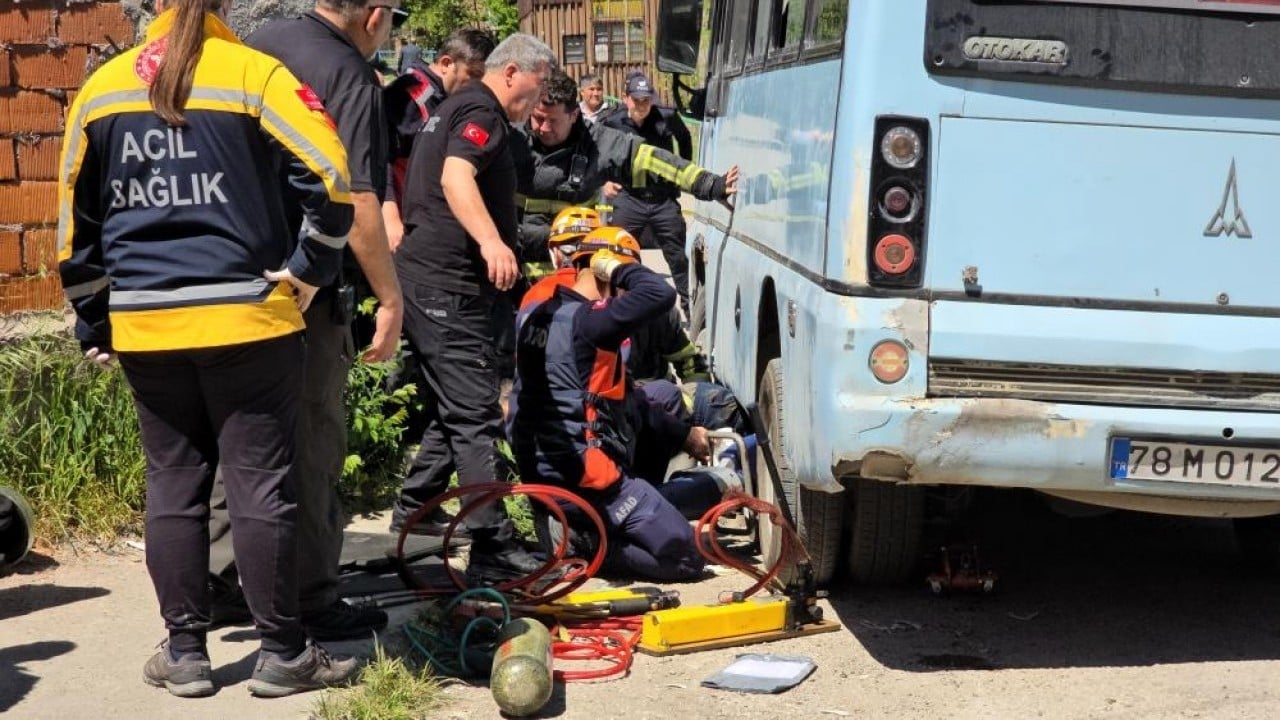 Foto - İtfaiye ve sağlık ekipleri zamanla yarıştı Minibüs altında can pazarı