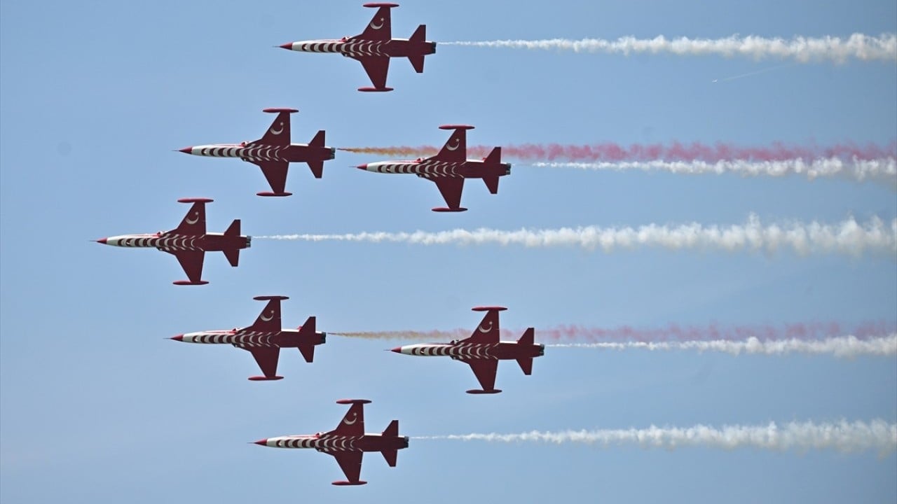 İzleyicilerden büyük alkış aldı Türk Yıldızları 45 dakikada Belçika'yı fethetti
